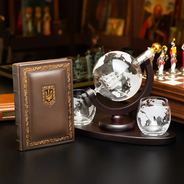 Подарунковий комплект: щоденник «Імператор» та набір для віскі Globe