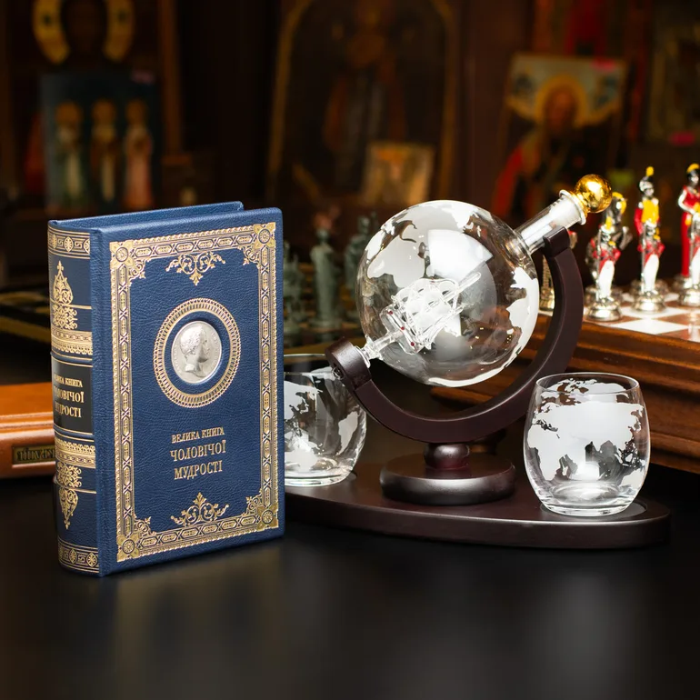 Подарунковий комплект: книга та набір для віскі Globe