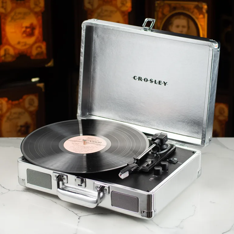 Виниловый проигрыватель Crosley Cruiser Plus Portable Turntable — серебро