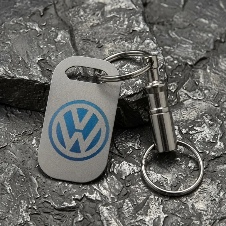 Титановий брелок Volkswagen Light серії з карабіном Victorinox