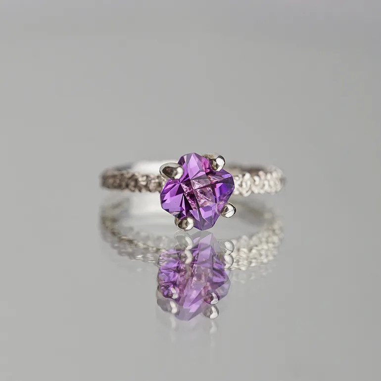 Каблучка «Violet» из серебра 925 пробы с олівіном