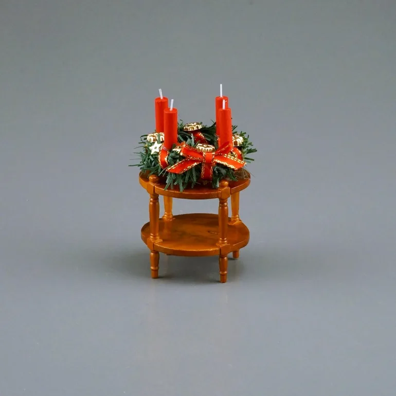 Мініатюрний столик з різдвяним вінком від Reutter Miniaturen