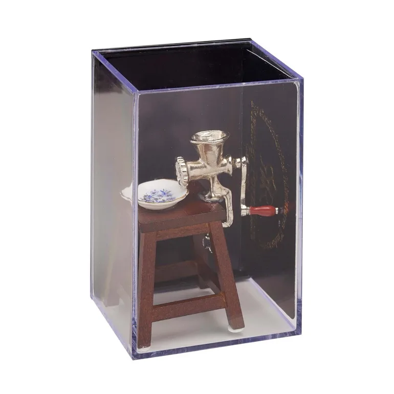 Миниатюра «Мясорубка на табурете» Reutter Miniaturen, масштаб 1:12