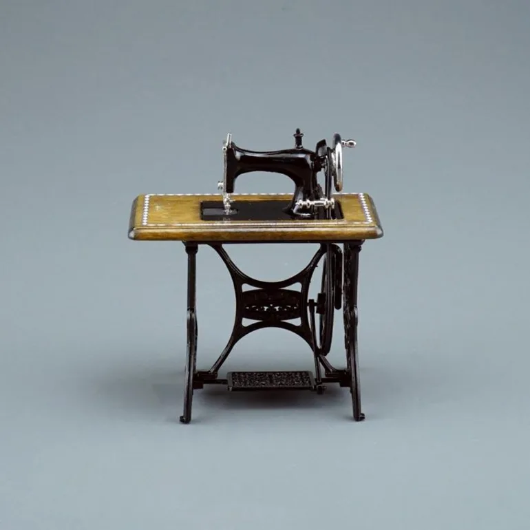Мініатюра «Швейна машинка» Reutter Miniaturen