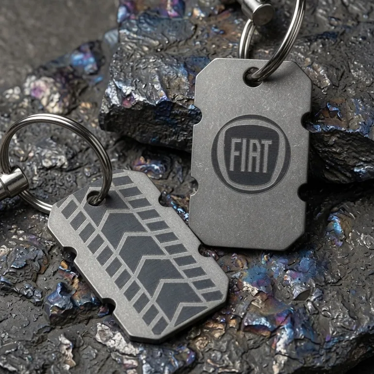 Титановый брелок Fiat с карабином Victorinox — Calti