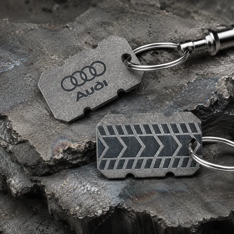 Титановий брелок Audi зі швейцарським карабіном