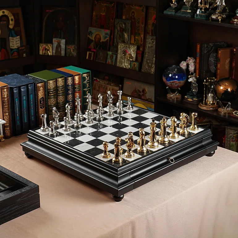 Шаховий набір Silver & Gold Dynasty: мармурова дошка та металеві фігури