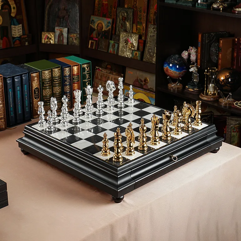 Шаховий набір The King's Way: мармурова дошка та золоті фігури
