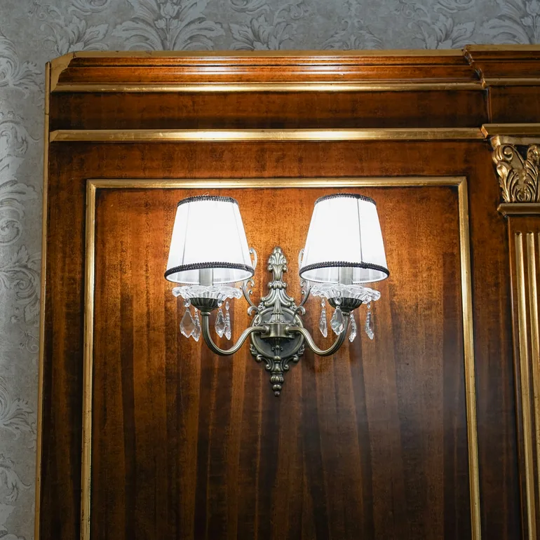 Настінне бра Elegance: дерев'яна панель із двома світильниками
