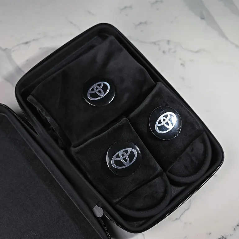Мужской комплект: тапочки Toyota и чехол