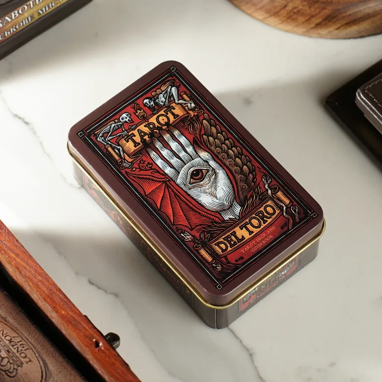 Колода Таро Arcana: полный набор из 78 карт в металлическом футляре