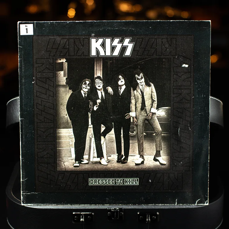 Вінтажна вінілова платівка Kiss — Dressed To Kill (1975)