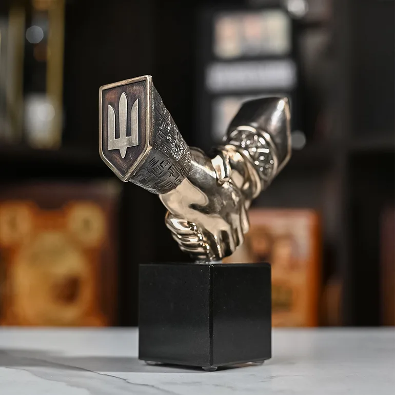 Бронзова скульптура «Єднання» на гранітному постаменті від Vizuri