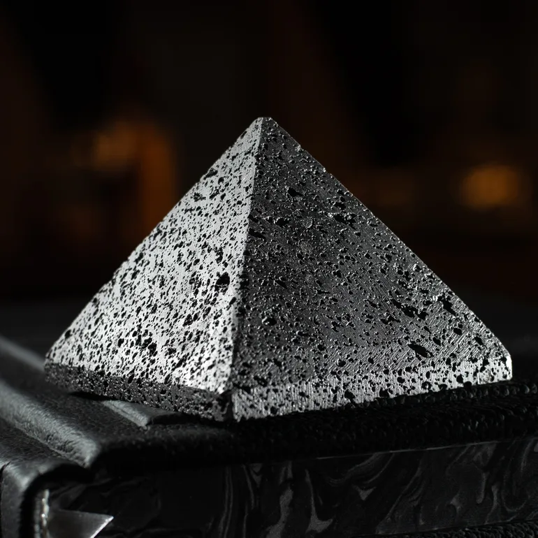Пирамида из вулканической лавы Mercury от Stone Art Designe