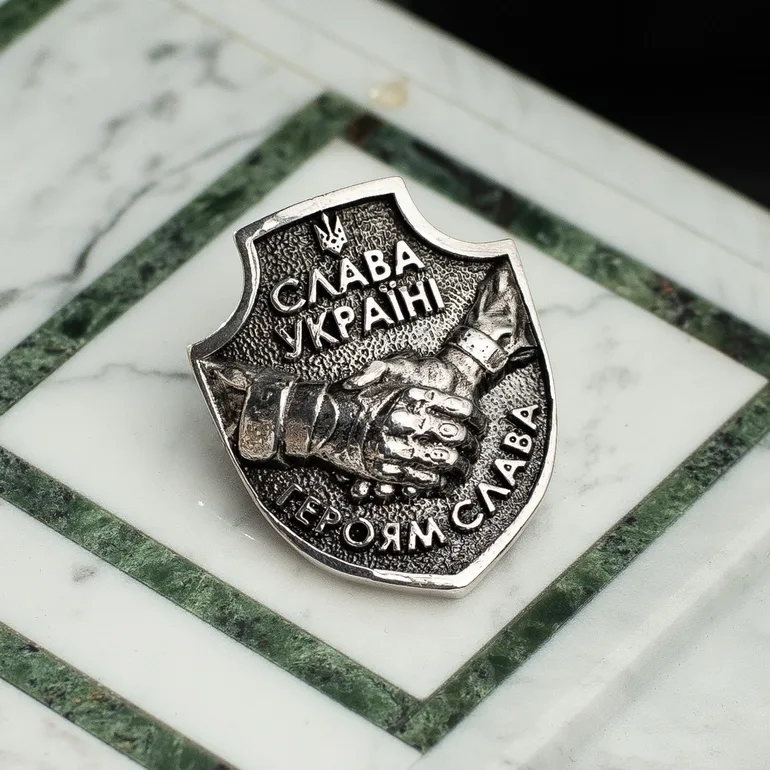 Нагрудний значок «Слава Україні» зі срібла 925 проби