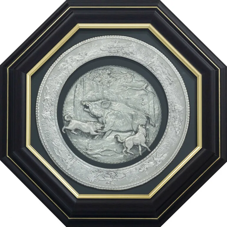 Панно «Охота на кабана» (художественная роспись по металлу), 37×37 см