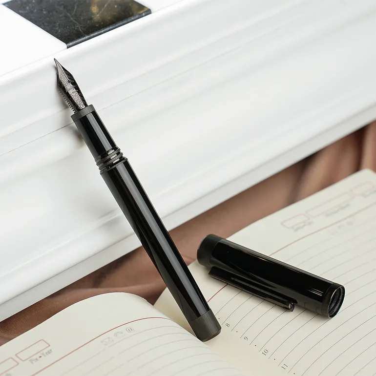 Ручка-перо Montegrappa Zero Black из смолы и нержавеющей стали
