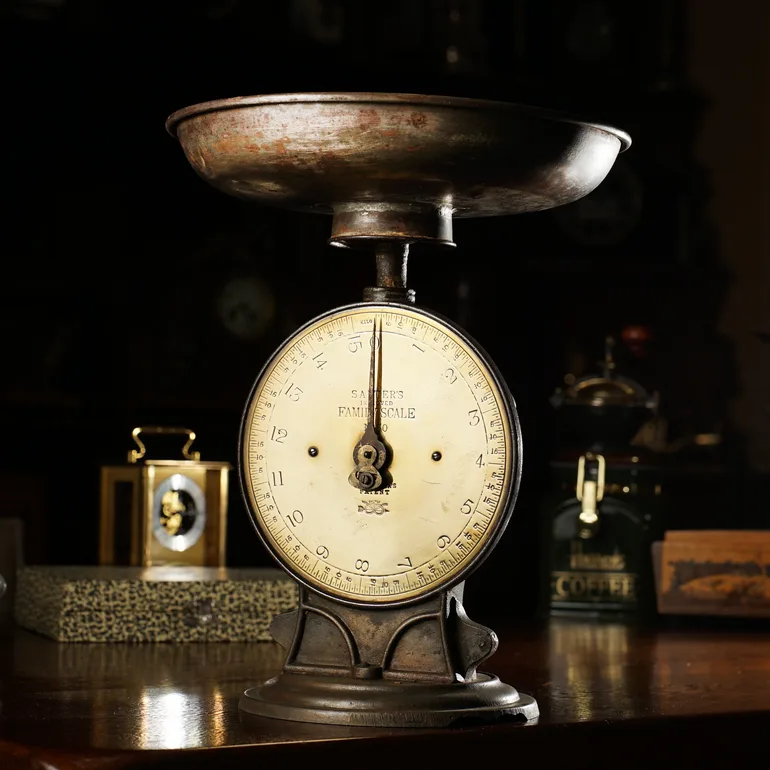 Антикварные настольные весы Salter's Improved Family Scale