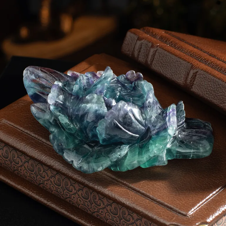 Декоративний кристал флюориту у формі квітки "Petal" від Stone Art Designe