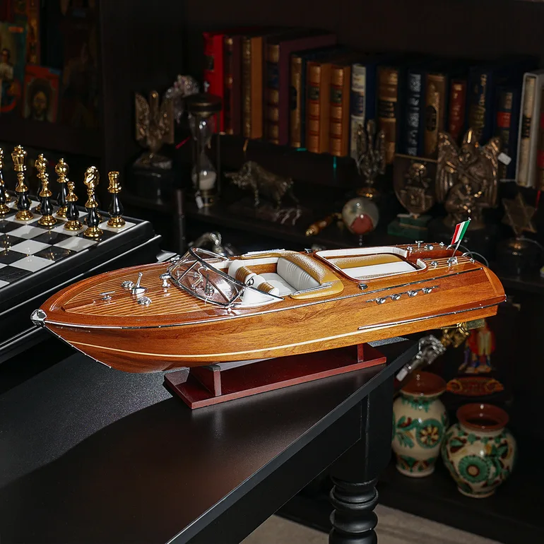 Модель моторної яхти RIVA AQUARAMA від Anchor Power