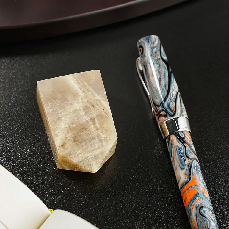 Обеліск із місячного каменю «Молоко» від Stone Art Designe