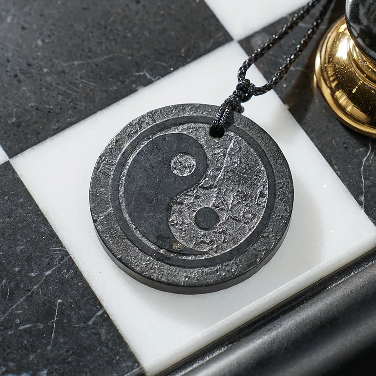 Кулон-оберег из шунгита Yin and Yang: символ внутреннего равновесия