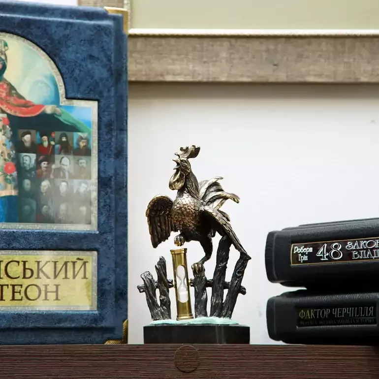 Скульптура «Новий час» — бронзовий півень від Vizuri