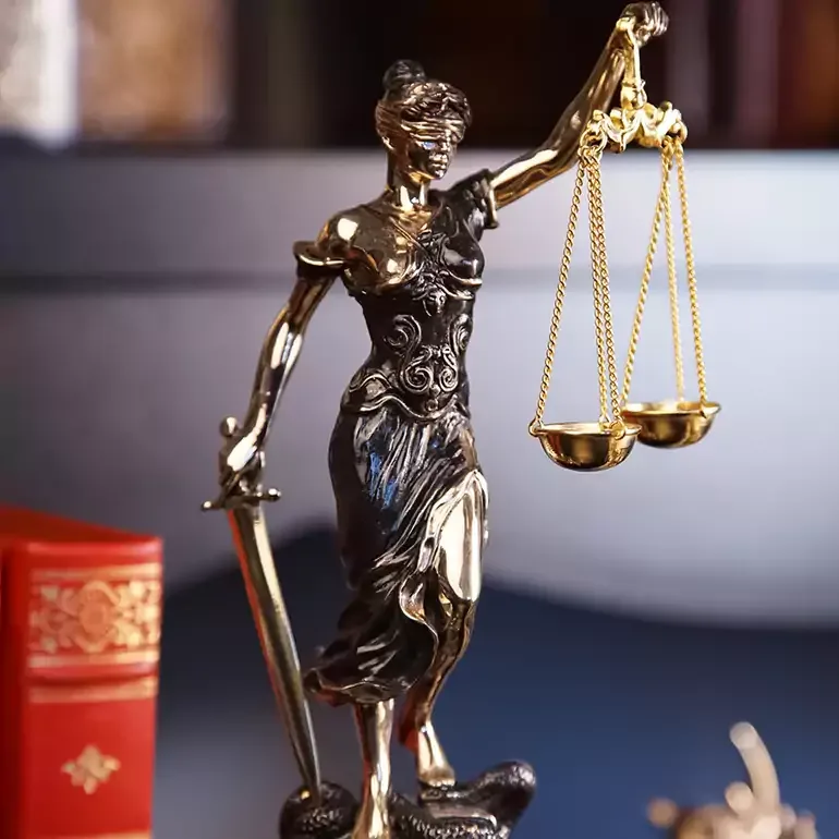 Скульптура «Феміда» від Vizuri: бронза, позолота та мармур